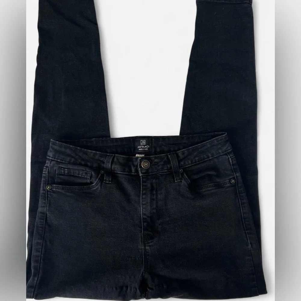 black, high-waisted skinny jeans from the brand JUSTBLACK.